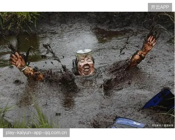 暴雨袭击美式足球场,泥潭变身竞技舞台!看球员如何在沼泽中拼搏到底